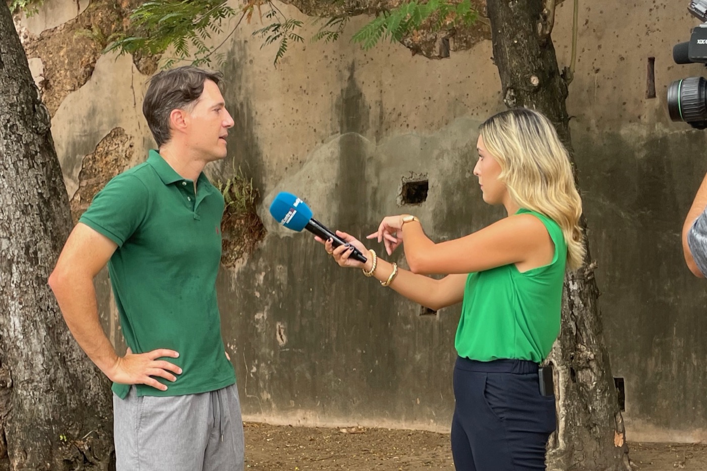Giancarlo González Ascar en una entrevista de televisión junto a la muralla del Viejo San Juan